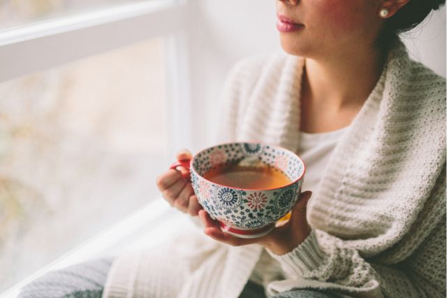 お茶でひと息する女性