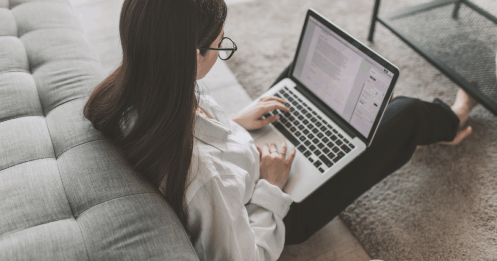 在宅ワーク女性