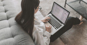 在宅ワーク女性