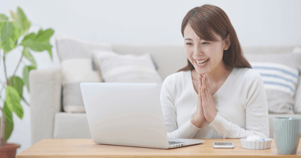 女性パソコン在宅ワーク