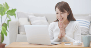 女性パソコン在宅ワーク