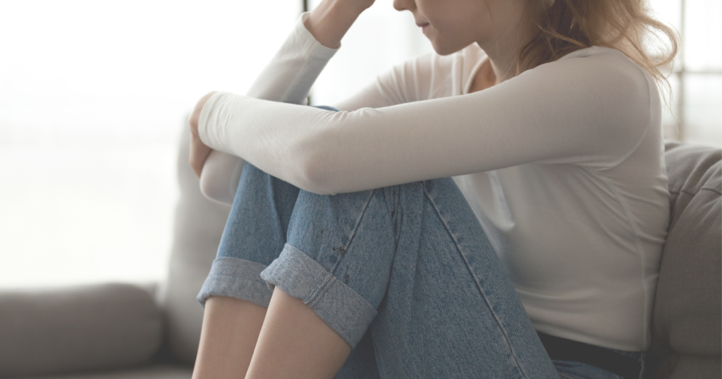 在宅ワーク ママ 頭を抱える様子 お金 収入減